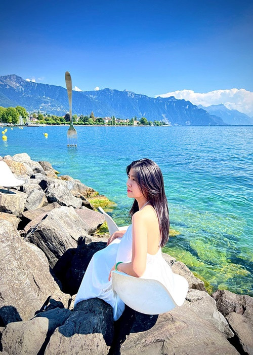 Kim Thư khoe lưng trần gợi cảm với áo yếm.