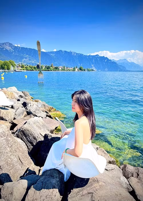 Kim Thư khoe lưng trần gợi cảm với áo yếm.