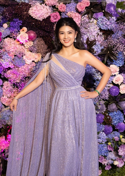 Vợ cũ Phước Sang có chiều cao 1m62, số đo ba vòng 88-64-105cm.