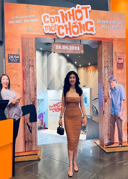 Bà mẹ hai con diện đầm bó sát khoe vóc dáng gợi cảm.