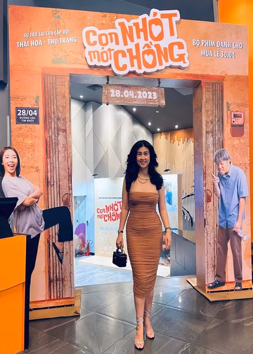 Bà mẹ hai con diện đầm bó sát khoe vóc dáng gợi cảm.