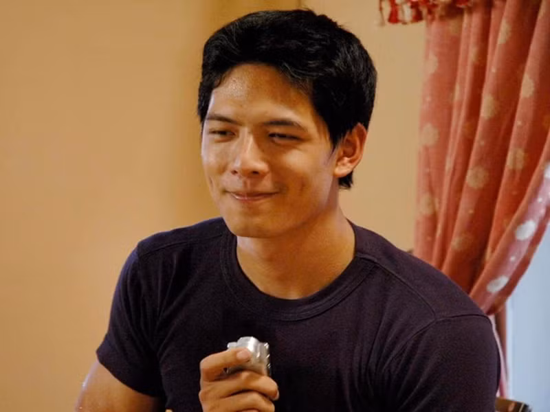 Diễn viên Bình Minh sở hữu gương mặt nam tính, má lúm đồng tiền ngọt ngào. Ảnh: FBNV