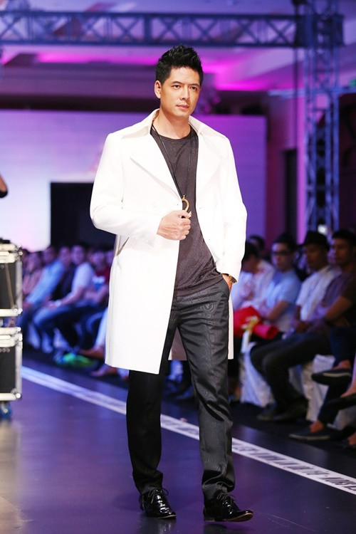 Ông bố hai con đoạt danh hiệu Siêu mẫu ấn tượng ở cuộc thi Tìm kiếm người mẫu thời trang châu Á 2002. Cuối năm 2008, anh cùng siêu mẫu Vũ Thu Phương giành danh hiệu Người mẫu xuất sắc tại Lễ trao giải Người mẫu Việt Nam. Ảnh: Zing