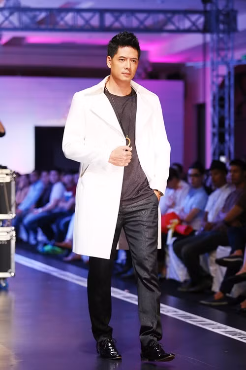 Ông bố hai con đoạt danh hiệu Siêu mẫu ấn tượng ở cuộc thi Tìm kiếm người mẫu thời trang châu Á 2002. Cuối năm 2008, anh cùng siêu mẫu Vũ Thu Phương giành danh hiệu Người mẫu xuất sắc tại Lễ trao giải Người mẫu Việt Nam. Ảnh: Zing