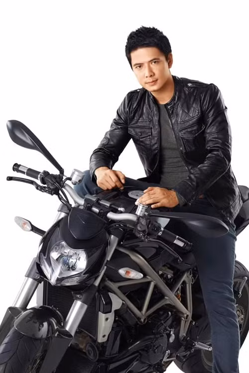 Ngày còn đi học, Bình Minh đã có chiều cao vượt trội. Anh cao 1m83 khi bắt đầu làm người mẫu. Ảnh: FBNV