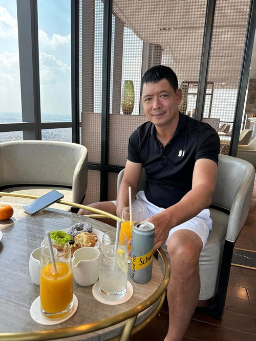 Theo Bình Minh, anh có khả năng duy trì được ngoại hình đẹp như đóng phim. Tuy nhiên, muốn được như vậy, anh phải dành rất nhiều thời gian ở phòng gym, spa. Ảnh: FBNV