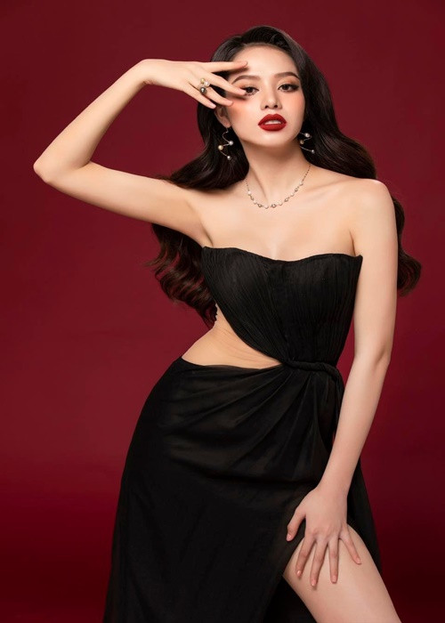 Thanh Thủy tự tin diện các mẫu váy áo cúp ngực.