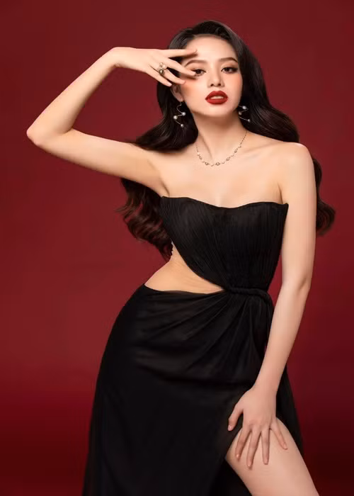 Thanh Thủy tự tin diện các mẫu váy áo cúp ngực.