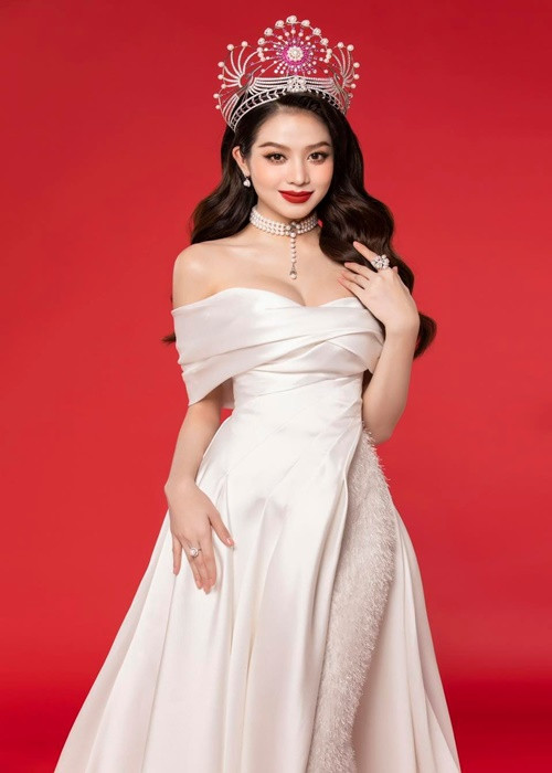 Vóc dáng của nàng hậu gợi cảm bội phần sau khi "dao kéo" vòng một.