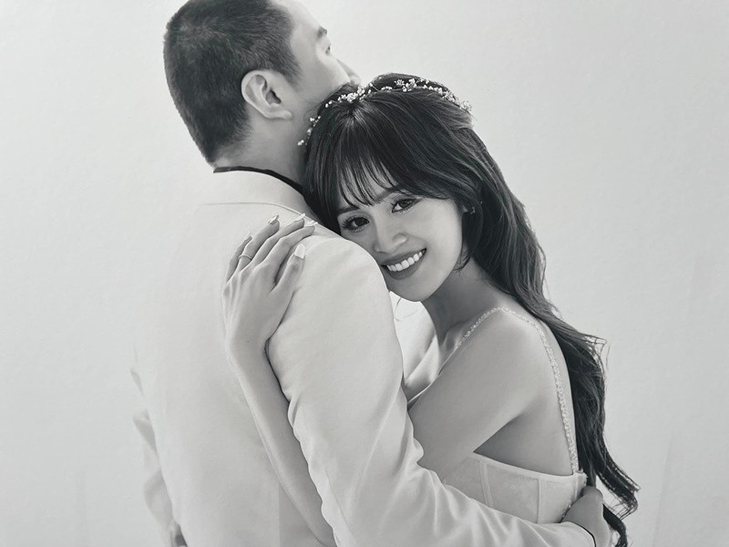 Trước đó, nữ MC chương trình “Như chưa hề có cuộc chia ly” liên tục đăng tải ảnh cưới của ái nữ.