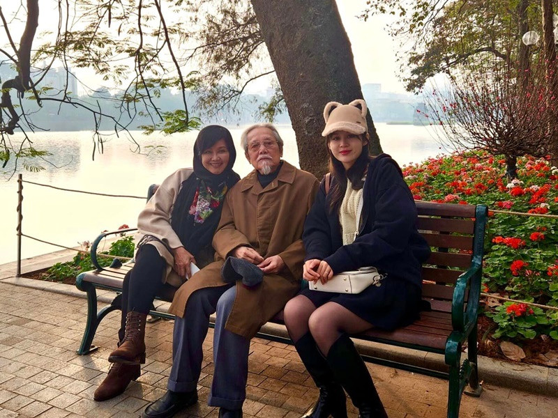 Thu Uyên chia sẻ khoảnh khắc đời thường bên con gái và bố đẻ.