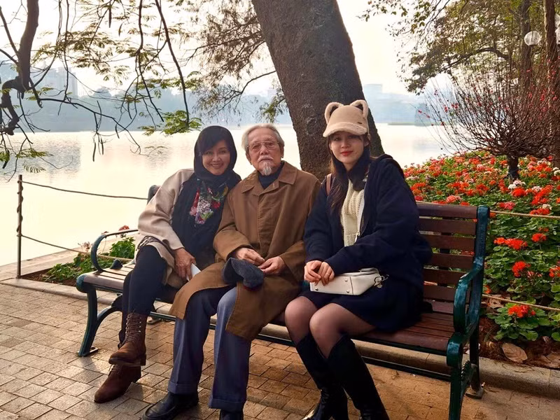 Thu Uyên chia sẻ khoảnh khắc đời thường bên con gái và bố đẻ.