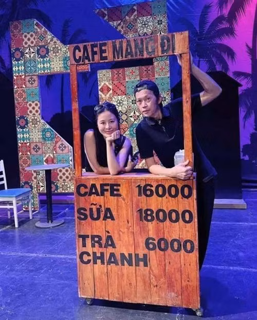 Sau thời gian dài im ắng, Hoài Linh trở lại với hoạt động nghệ thuật. Diễn viên Nam Thư chia sẻ loạt khoảnh khắc hậu trường bên Hoài Linh tại sân khấu Thế giới Trẻ. Ảnh: FB Nam Thư