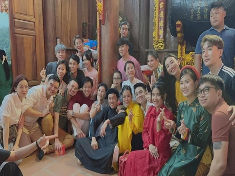 Hình ảnh đời thường Hoài Linh chủ yếu do các nghệ sĩ khác và người thân của anh chia sẻ. Trong ảnh, Hoài Linh vui vẻ xuất hiện bên các đồng nghiệp tại nhà thờ Tổ nghiệp của mình. Ảnh: Arttimes