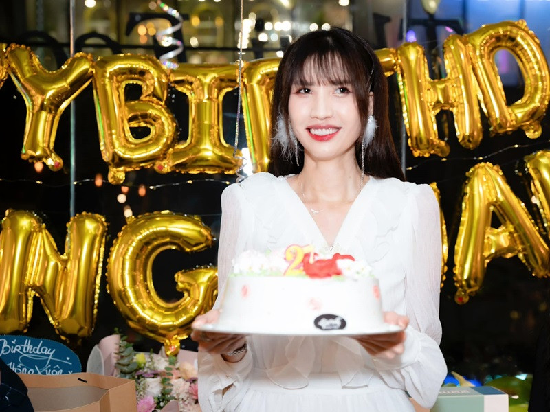 Giữa tháng 4 vừa qua, Hồng Xuân đón sinh nhật bên người thân và bạn bè. Chia sẻ hình ảnh tiệc sinh nhật, chân dài viết: "Bánh bèo xin cảm ơn mọi người đã đến “đám cưới” chưa có chú rể của mình".