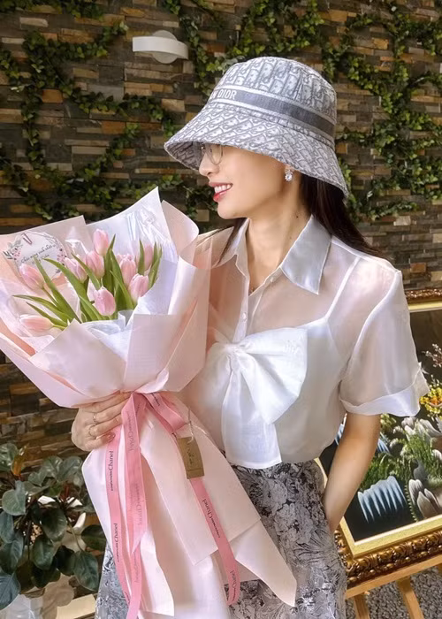 Á quân cuộc thi Vietnam's Next Top Model 2015 vừa làm chủ một thương hiệu vừa đảm nhận vị trí giám đốc marketing cho một công ty nên không gặp khó khăn về kinh tế.