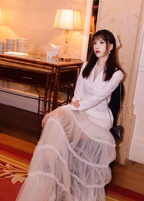 Khi mới rời Vietnam's Next Top Model 2015, Hồng Xuân chăm chỉ chạy show.