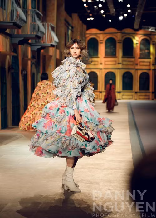 Hồng Xuân đam mê sải bước trên sàn catwalk.