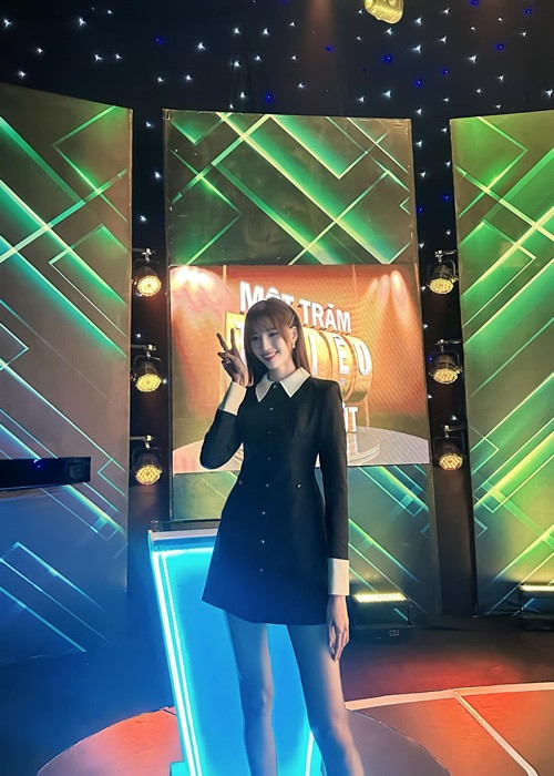 Cách đây không lâu, người đẹp cao 1m91 tham gia một gameshow. Cô khoe đi thêm giày nên cao 2m.