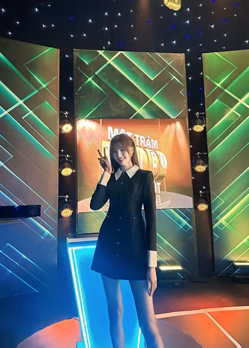 Cách đây không lâu, người đẹp cao 1m91 tham gia một gameshow. Cô khoe đi thêm giày nên cao 2m.