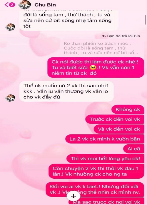 Về chuyện tình cảm với bạn gái hiện tại, Chu Bin chia sẻ trên Saostar, anh quen người mới sau khi đã chấm dứt hoàn toàn mối quan hệ với N.T. Ngoài ra, nam ca sĩ giải thích, tin nhắn anh mong muốn có hai người vợ, là N.T và thêm một cô gái khác do N.T tung ra chỉ là lời trêu đùa. Ảnh: Saostar