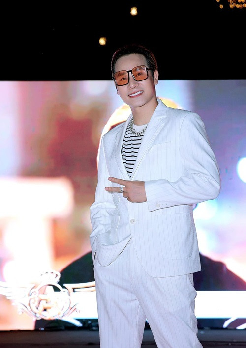 Liên quan đến con trong bụng N.T, Chu Bin khẳng định, anh chỉ được biết sau khi chia tay. Nam ca sĩ nhấn mạnh sẽ có trách nhiệm khi con sinh ra. Ảnh: FBNV