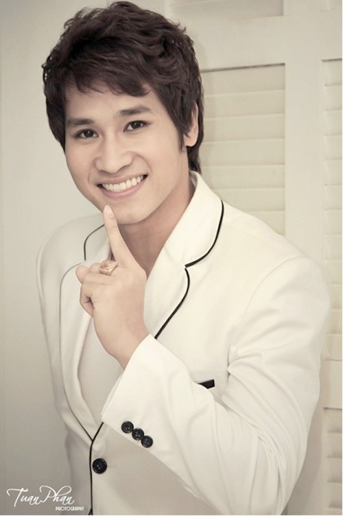 Chu Bin sinh năm 1985, tên thật là Chu Đăng Thanh. Có cha là võ sư Karatedo, ngay từ khi còn nhỏ, Chu Bin đã theo học môn võ thuật này. Khi học cấp 3, anh chuyển sang học Taekwondo và từng giành huy chương đồng và huy chương bạc cá nhân hai năm liên tiếp tại cuộc thi Taekwondo trẻ toàn quốc tổ chức tại Hải Phòng và Bình Thuận. Ảnh: Gia đình Việt Nam