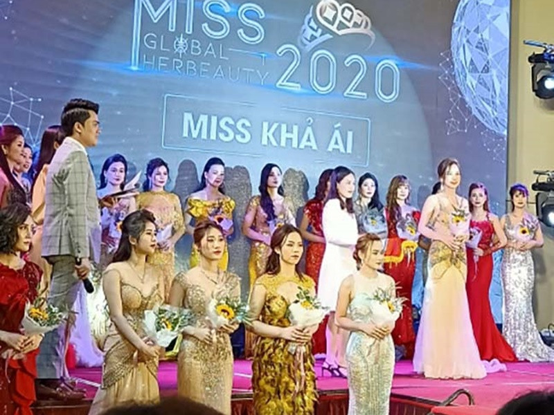 Nhiều cuộc thi cũng vướng ồn ào. Năm 2020, ngay sau khi có thông tin chung kết cuộc thi Miss Global Her Beauty diễn ra ngày 5/1 nhưng chưa được cấp giấy phép, Sở VHTT Hà Nội đã cử thanh tra xuống kiểm tra, xác minh và xử lý nghiêm ban tổ chức cuộc thi. Ảnh: Dân Việt