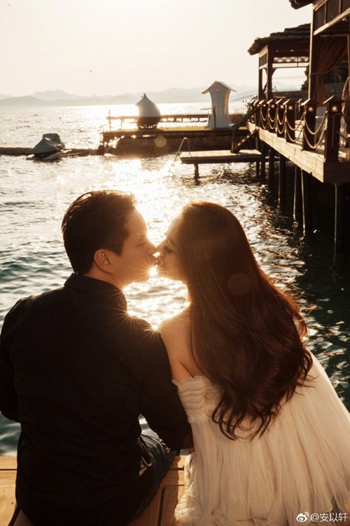 Sau đám cưới, An Dĩ Hiên luôn được chồng chiều chuộng. Theo Dân Trí, khi An Dĩ Hiên bước sang tuổi 38, Trần Vinh Luyện đã tặng vợ một chiếc vòng cổ kim cương 13,57 triệu NDT (49 tỷ đồng). Vị tỷ phú này còn bỏ 6 triệu NDT (hơn 21 tỷ đồng) để mua tặng An Dĩ Hiên một con hươu màu bạc trang trí vì cô thích. Ảnh: Sian