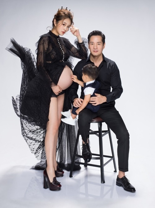 Khi An Dĩ Hiên mang thai, Trần Vinh Luyện còn thoa kem lên bụng cho vợ mỗi ngày, sửa và sơn móng tay giúp cô. Ảnh: Vietnamnet