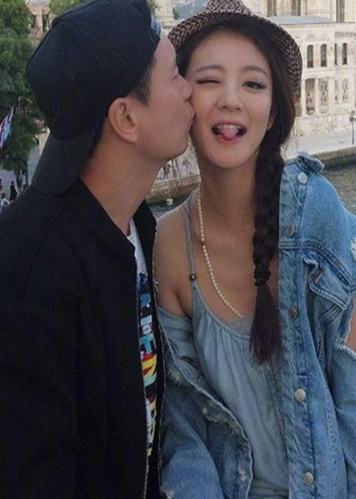 Trên trang cá nhân, An Dĩ Hiên khoe không ít hình ảnh ngọt ngào bên chồng tỷ phú. Cho đến cuối năm 2021, Trần Vinh Luyện bị bắt, An Dĩ Hiên xóa ảnh gia đình, im hơi lặng tiếng trên mạng xã hội lẫn truyền thông. Ảnh: Zing