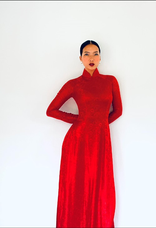 “Hai vợ chồng cứ lên kế hoạch, đợi khi nào cơ hội tốt sẽ sinh em bé nhưng rồi các vai diễn cứ liên tiếp đến. Tôi nghĩ con cái là cái duyên trời cho, lúc nào đến sẽ đến, không cần mất quá nhiều thời gian chờ đợi. Tôi sẽ để mọi việc tự nhiên và nắm bắt các cơ hội đến với mình”, Bằng Lăng chia sẻ. Ảnh: FBNV