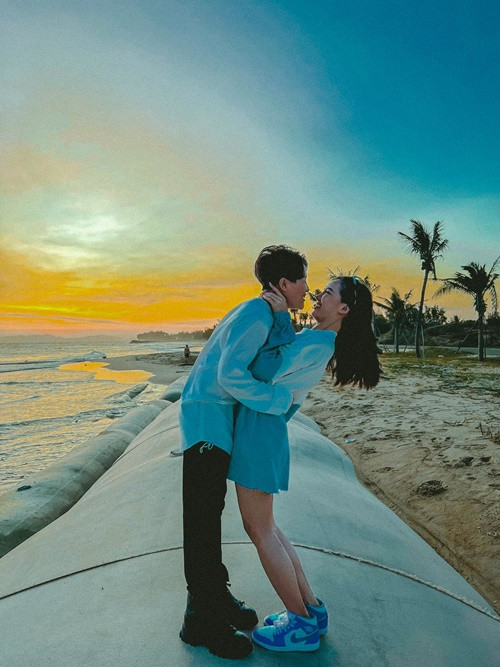 Yun Bin và Tú Tri chia sẻ trên Vietnamnet, cả hai dự định năm 2023 chuẩn bị kế hoạch có con nên dành năm 2022 làm sản phẩm chung kỷ niệm vợ chồng. Ảnh: Vietnamnet