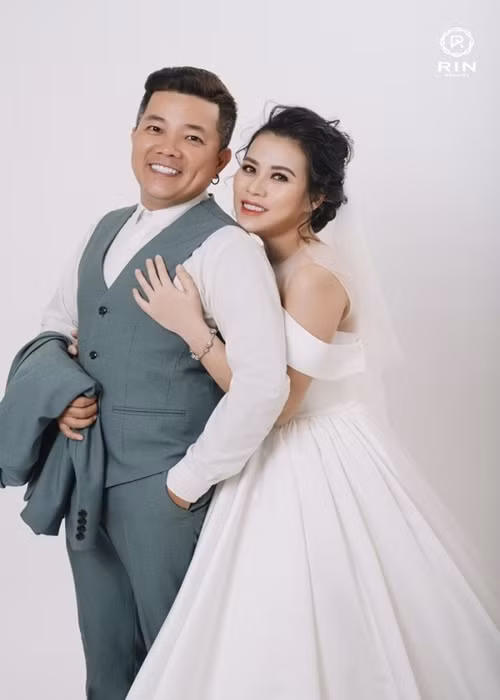 Mới đây, Hoàng Mèo chia sẻ trên truyền thông, anh và Ngọc Trâm "đường ai nấy đi" cách đây 3 năm. Nam diễn viên phim "Bố già" thừa nhận anh là lý do khiến tình cảm vợ chồng rạn nứt. Hoàng Mèo cho biết, năm 2020, anh gặp nhiều biến cố trong cuộc sống, trong đó, việc cha qua đời khiến anh suy sụp. Ảnh: Giao Thông