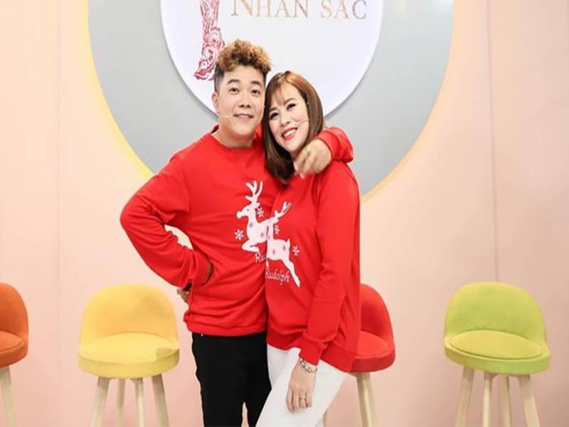 Hôn nhân của vợ chồng Hoàng Mèo từng đứng trên bờ vực đổ vỡ. Nam diễn viên đi làm về lại dành thời gian đi cafe với bạn bè thay vì chăm sóc vợ con khiến Ngọc Trâm ẵm con nhỏ, bế bụng bầu 8 tháng bỏ đi. Nhờ sự hỗ trợ của mẹ vợ, Hoàng Mèo đã lên Đà Lạt để rước vợ con về. Ảnh: Saostar