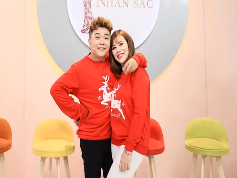 Hôn nhân của vợ chồng Hoàng Mèo từng đứng trên bờ vực đổ vỡ. Nam diễn viên đi làm về lại dành thời gian đi cafe với bạn bè thay vì chăm sóc vợ con khiến Ngọc Trâm ẵm con nhỏ, bế bụng bầu 8 tháng bỏ đi. Nhờ sự hỗ trợ của mẹ vợ, Hoàng Mèo đã lên Đà Lạt để rước vợ con về. Ảnh: Saostar