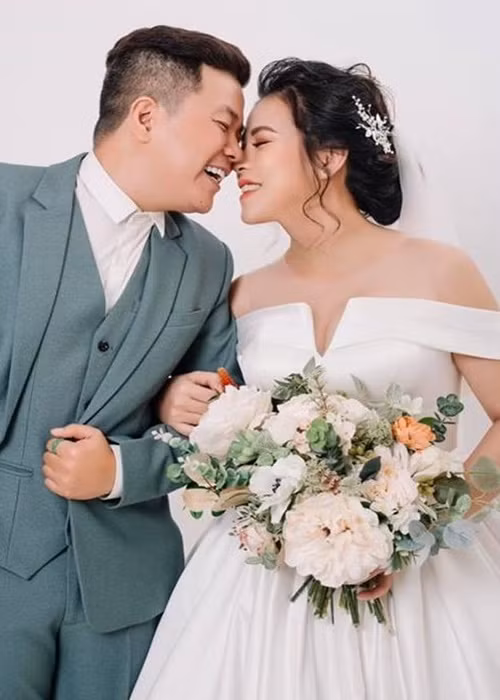 Hoàng Mèo và Ngọc Trâm nảy sinh tình cảm nhờ sân khấu Nụ cười mới. Năm 2010, cả hai kết hôn. Cặp đôi có hai con chung đủ nếp đủ tẻ, tên thân mật là Mì Gói và Bún Gạo. Ảnh: Sức khỏe và đời sống