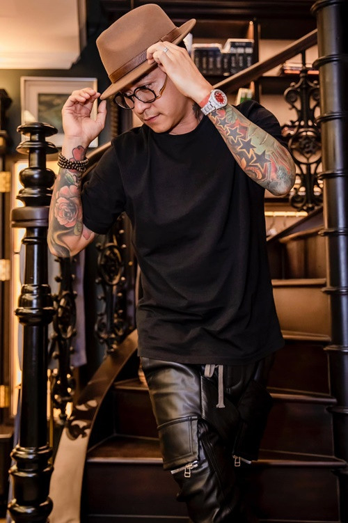 Vì đang ở Mỹ, ca sĩ Tuấn Hưng nhờ người đến tận nơi để làm rõ sự việc. “Các ông đổ qua đổ lại đùn đẩy trách nhiệm cho nhau. Thôi thì sự việc này phải nhờ đến pháp luật giải quyết thôi”, nam ca sĩ cho biết.