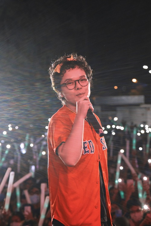 “Lâu lâu gặp mấy sự cố như vậy, mình thấy áy náy với khán giả khi họ bỏ tiền để bay từ thành phố khác đến xem ca nhạc, xong kết quả lại không như mong đợi, nhiều khi lại nghĩ nghệ sĩ “bùng show” trong khi chúng tôi không hề biết”, Tiên Tiên trải lòng.