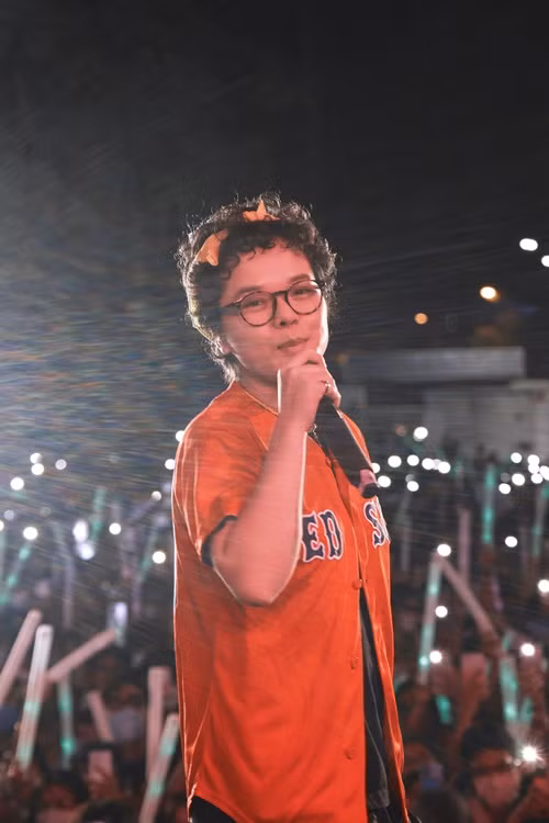 “Lâu lâu gặp mấy sự cố như vậy, mình thấy áy náy với khán giả khi họ bỏ tiền để bay từ thành phố khác đến xem ca nhạc, xong kết quả lại không như mong đợi, nhiều khi lại nghĩ nghệ sĩ “bùng show” trong khi chúng tôi không hề biết”, Tiên Tiên trải lòng.