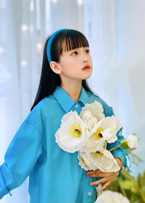 Gần đây, nữ diễn viên nhí series "Lật mặt" chụp ảnh theo phong cách của Lưu Diệc Phi trong bộ phim "Đi đến nơi có gió".