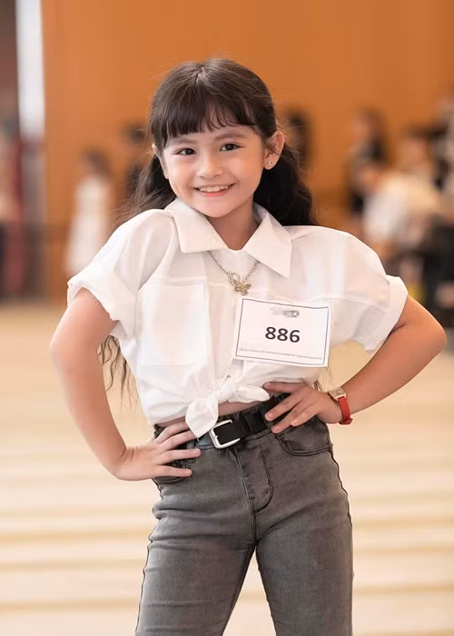 Thùy Linh còn từng đoạt danh hiệu Miss gương mặt đẹp nhất cuộc thi Tìm kiếm thiên tài nhí 2019, giải mẫu nhí được ban giám khảo yêu thích nhất cuộc thi Siêu mẫu nhí của HTV9.