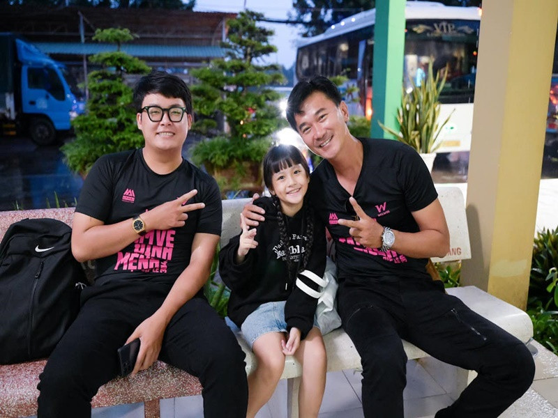 Thùy Linh tên thường gọi là Cà Rốt, sở hữu gương mặt xinh xắn với đôi mắt tựa như búp bê, nụ cười tỏa nắng.