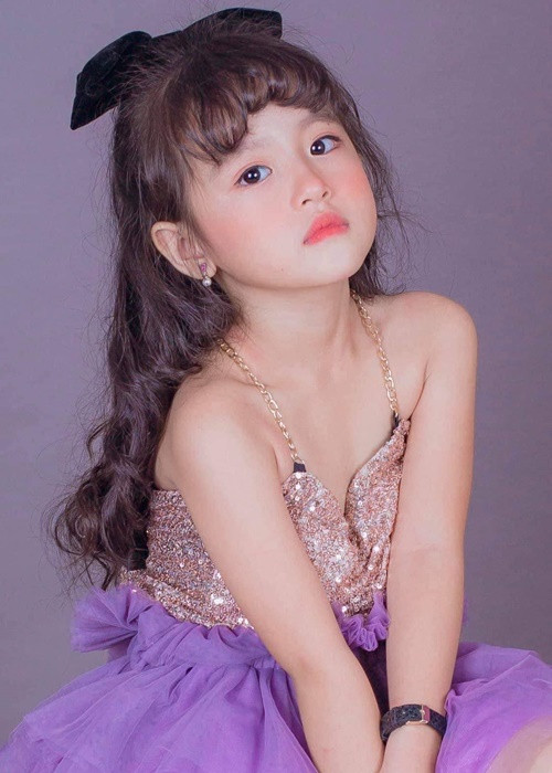 Theo Phụ nữ Việt Nam, Thùy Linh là con thứ hai trong nhà, trước cô nhóc có một chị gái.