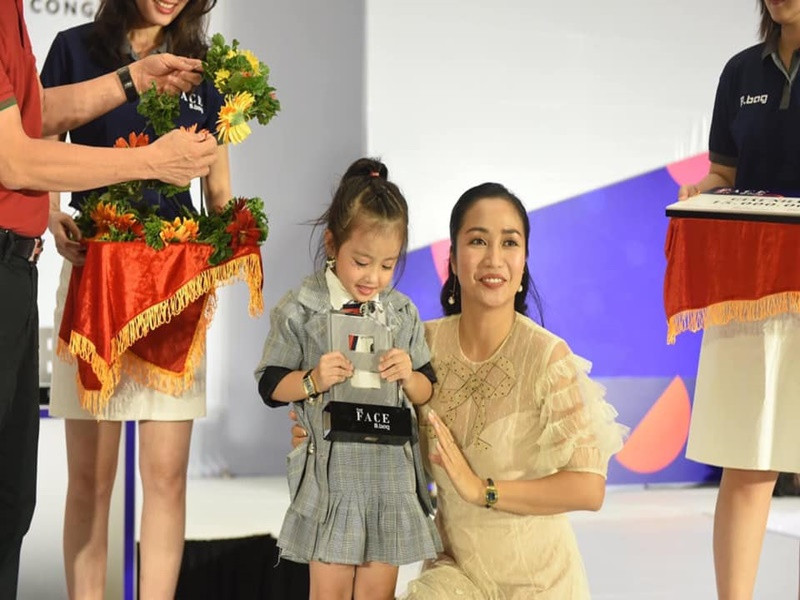 Năm 4 tuổi, sao nhí phim “Lật mặt 6: Tấm vé định mệnh” đoạt giải quán quân cuộc thi The Face B.bag.