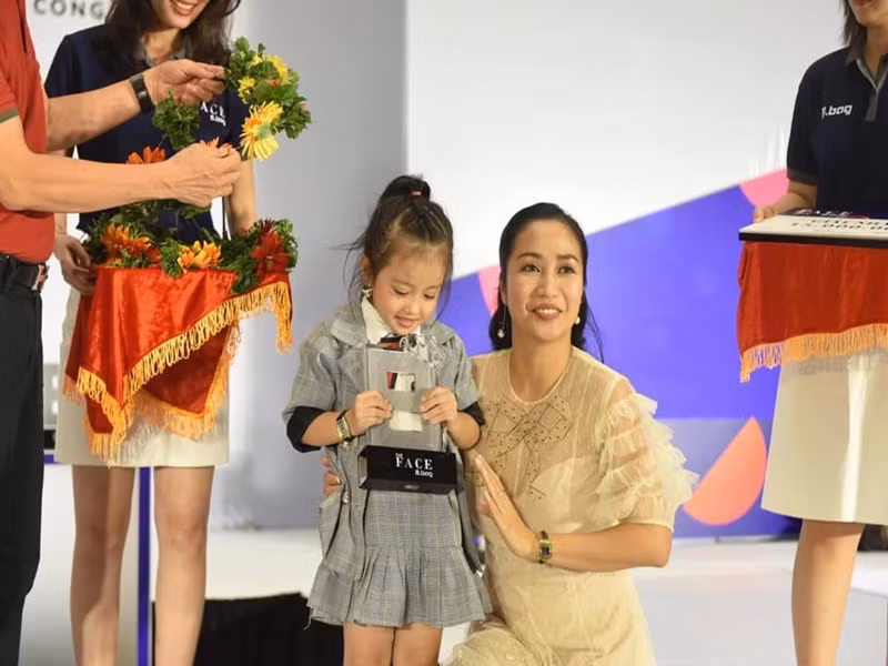 Năm 4 tuổi, sao nhí phim “Lật mặt 6: Tấm vé định mệnh” đoạt giải quán quân cuộc thi The Face B.bag.