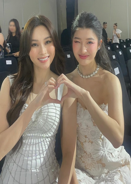 Phương Nhi được mệnh danh là “thần tiên tỷ tỷ” thế hệ mới. Gần đây, cô có dịp đọ sắc cùng Đặng Thu Thảo - nàng hoa hậu cũng có biệt danh là "thần tiên tỷ tỷ".