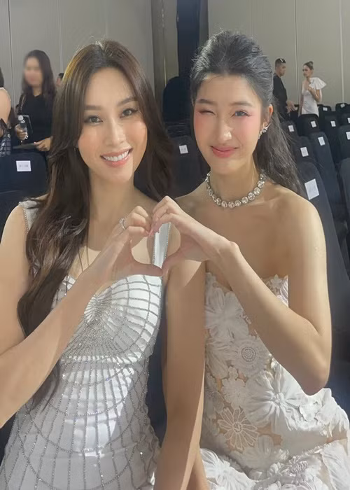 Phương Nhi được mệnh danh là “thần tiên tỷ tỷ” thế hệ mới. Gần đây, cô có dịp đọ sắc cùng Đặng Thu Thảo - nàng hoa hậu cũng có biệt danh là "thần tiên tỷ tỷ".