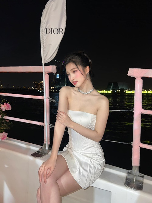 Mới đây, nàng hậu cho biết, còn một tháng nữa, cô sẽ công bố đấu trường nhan sắc quốc tế sẽ chinh chiến.