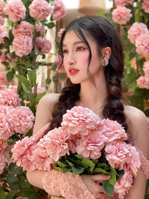 Vẻ đẹp của Phương Nhi được đánh giá vừa ngọt ngào vừa quyến rũ.